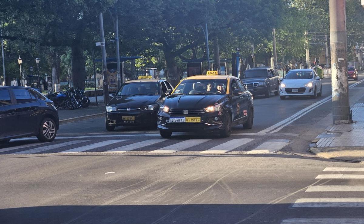 FOTO: Los servicios de transporte funcionan en Rosario a pesar del paro nacional.