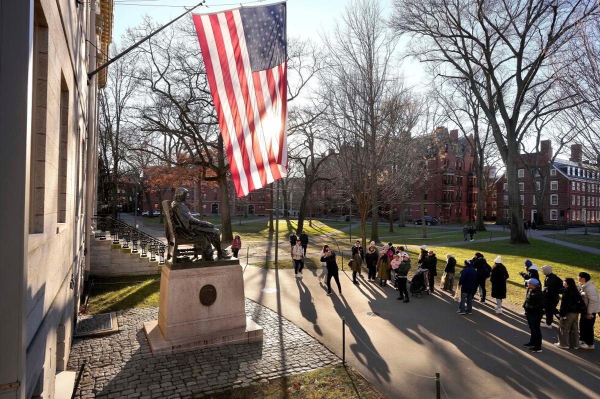 Juez desestima demanda de Trump que alega antisemitismo en Harvard