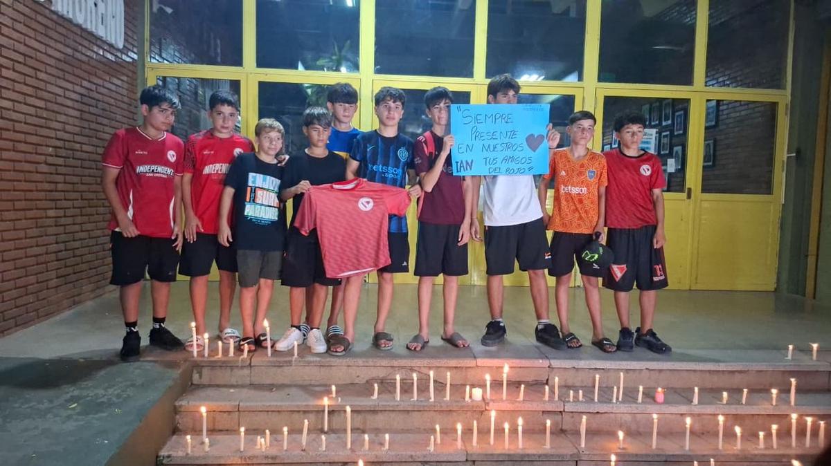 Marcha y velas en San Cristóbal en memoria de Ian, el chico asesinado en la escuela.
