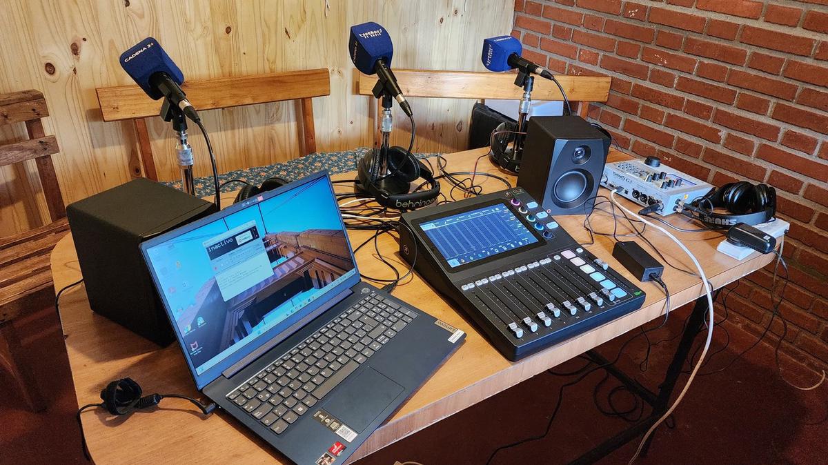 FOTO: Cadena 3 entregó la radio a la escuela Colegio Cristo Rey de Los Helechos, Misiones