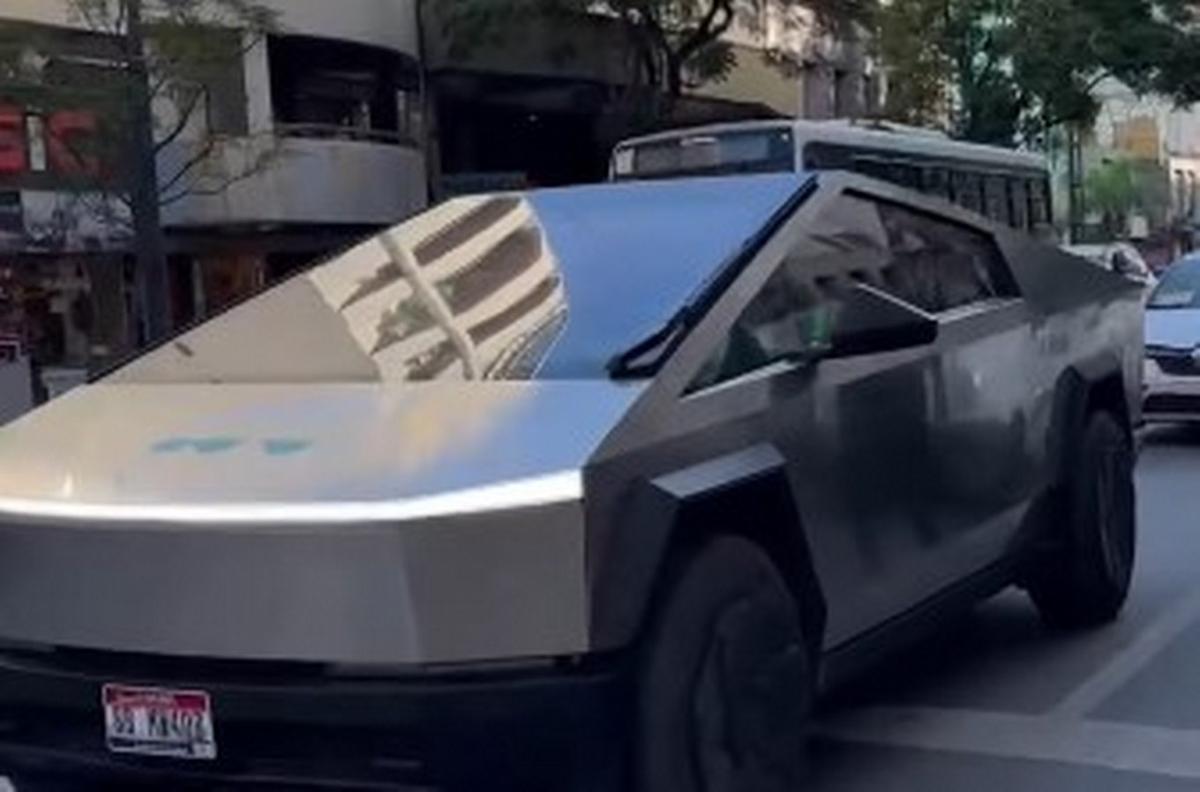 FOTO: El Tesla Cybertruck llega a Córdoba en busca de un récord Guinness
