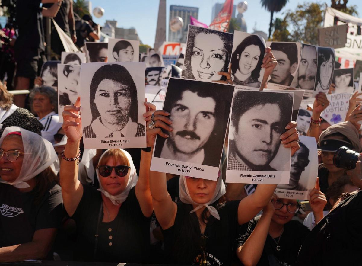 Una multitud se reunió en Plaza de Mayo a 50 años del Golpe. (Foto: NA)