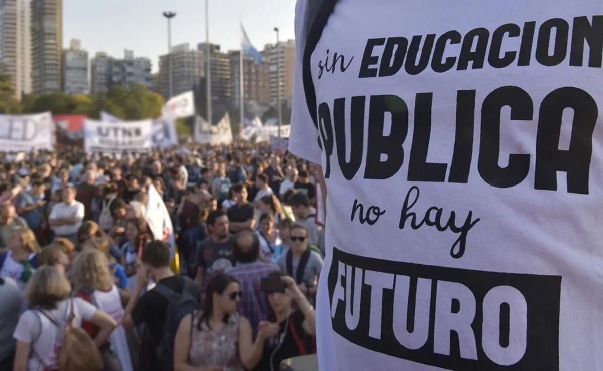 Docentes y no docentes de la UNR realizarán un paro de 24 horas