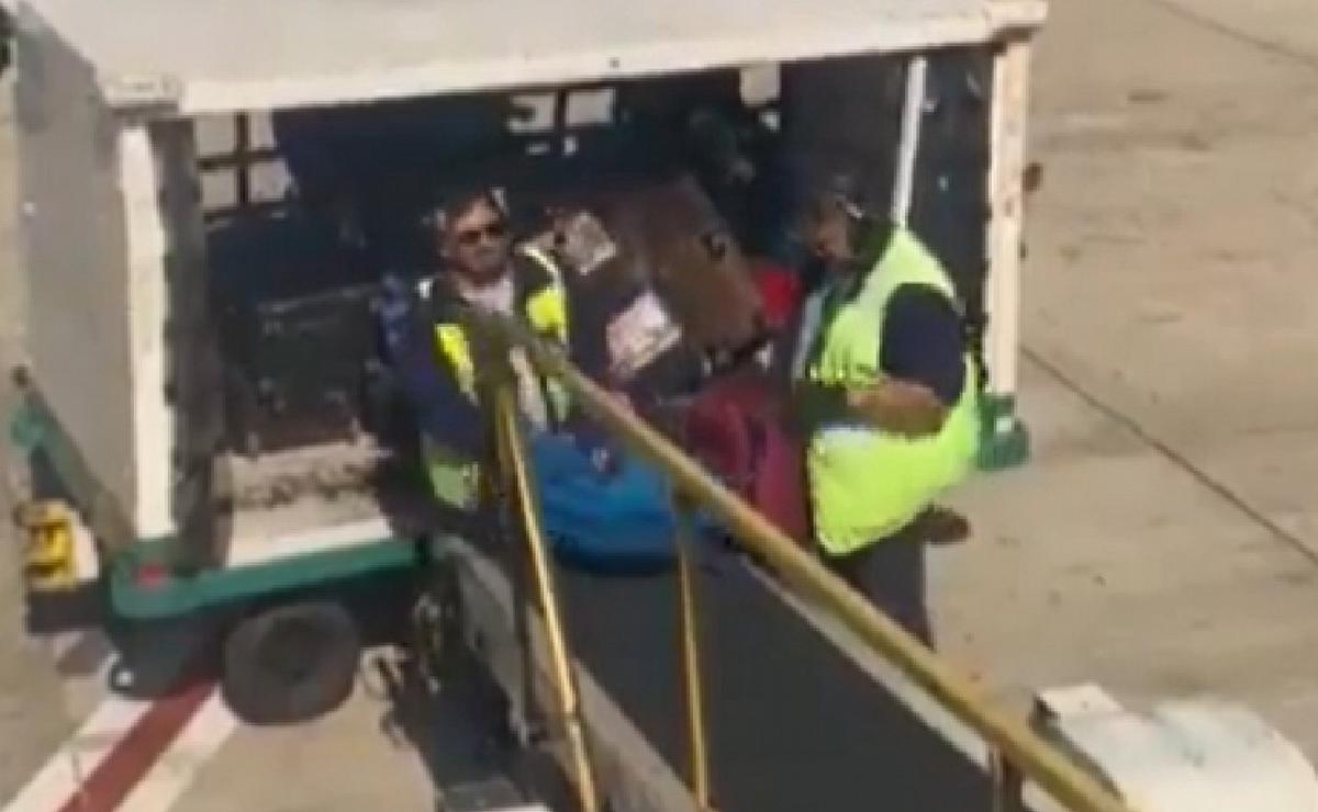 FOTO: Los dos empleados que fueron despedidos de Intercargo. (Foto: captura video)