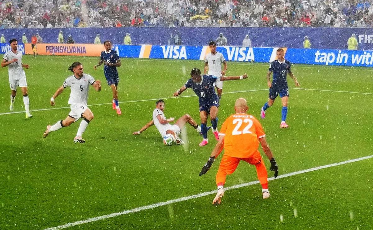 Francia e Irak jugaron bajo la lluvia.