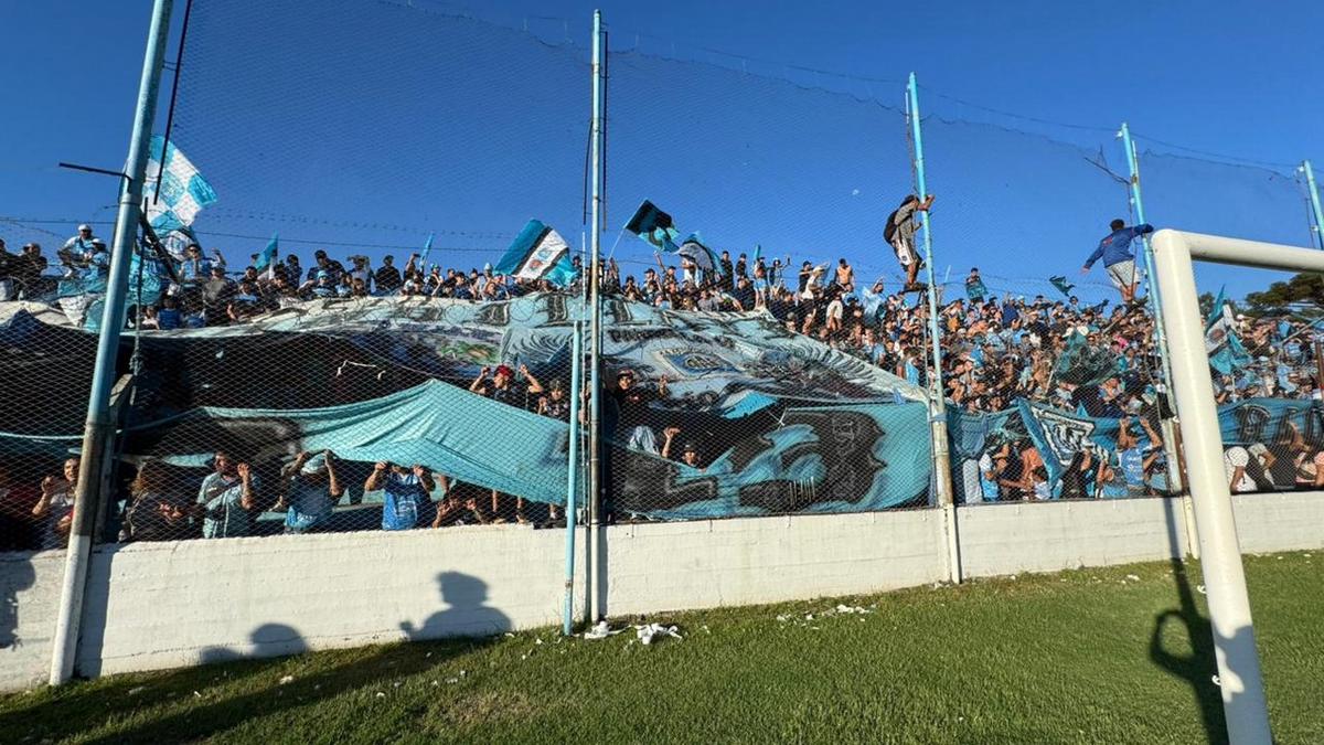 FOTO: Río Cuarto recibe a los jugadores tras el ascenso. 