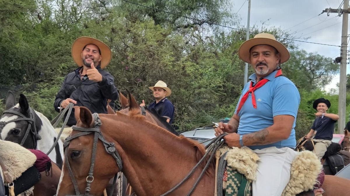 Miles de fieles caminan rumbo a Villa Cura Brochero. (Foto: Matías Arrieta/Cadena 3)