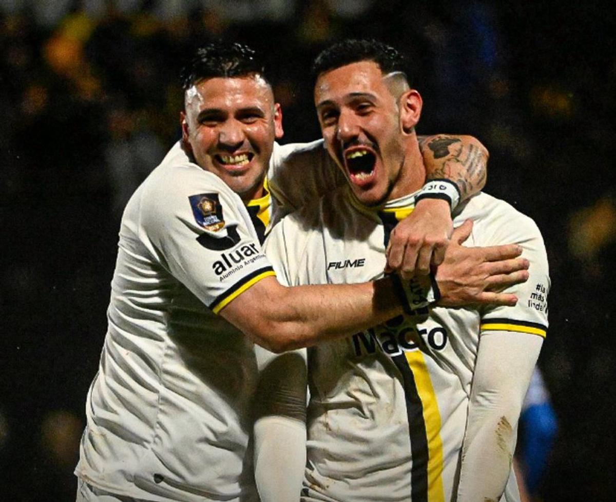 Facundo Giacopuzzi (derecha) festeja su gol junto a Luis Silba.