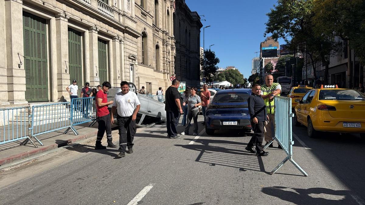 Impactante vuelco en pleno centro de Córdoba. (Celeste Benecchi/C3).