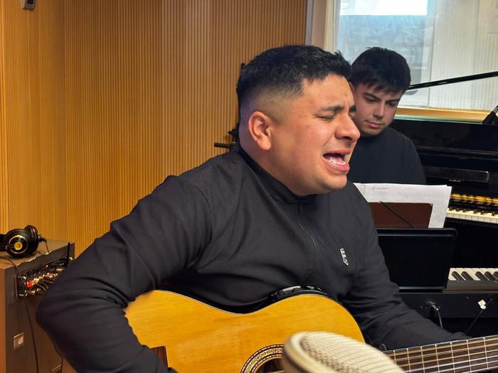 Francisco Benítez presentó en Cadena 3 su nueva canción "Vengo a decir"