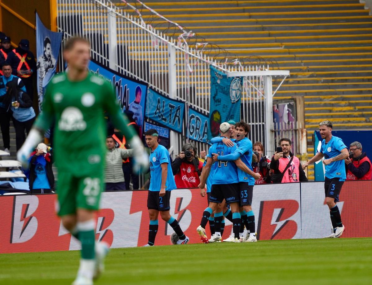 El plantel de Belgrano celebra el gol de Morales. (Foto: Daniel Cáceres/C3)
