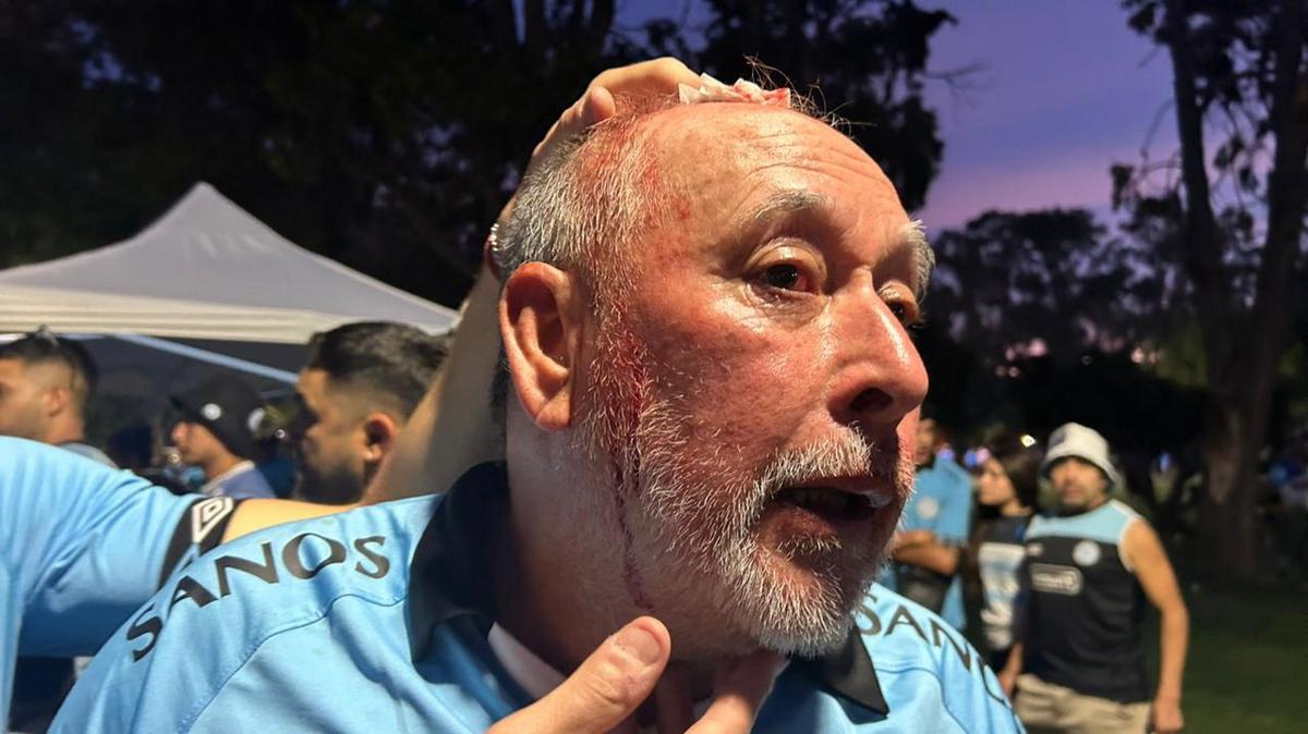 Un hincha de Belgrano, con heridas producto de los incidentes en Rosario.