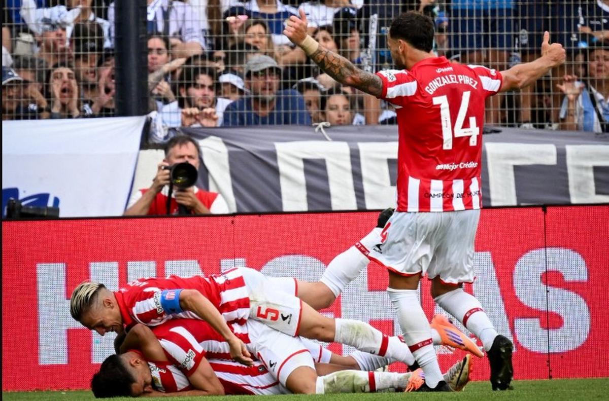 Estudiantes logró un triunfo histórico en el clásico (Foto: @LigaAFA)