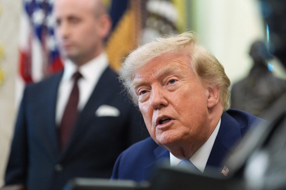 Trump firma 2 medidas migratorias para limitar la ciudadanía por nacimiento y