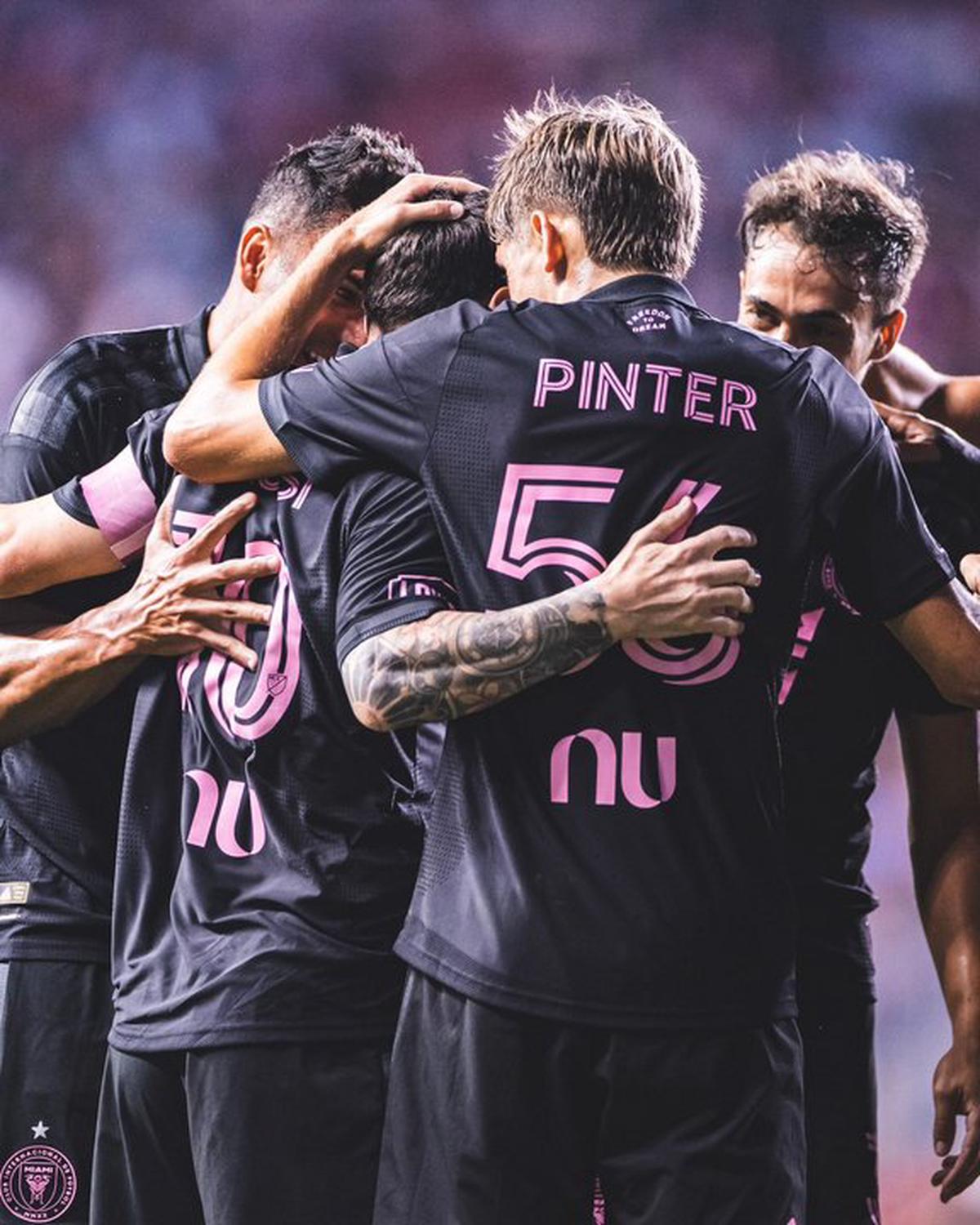 Jugadores del Inter Miami festejan el gol de Lionel Messi.