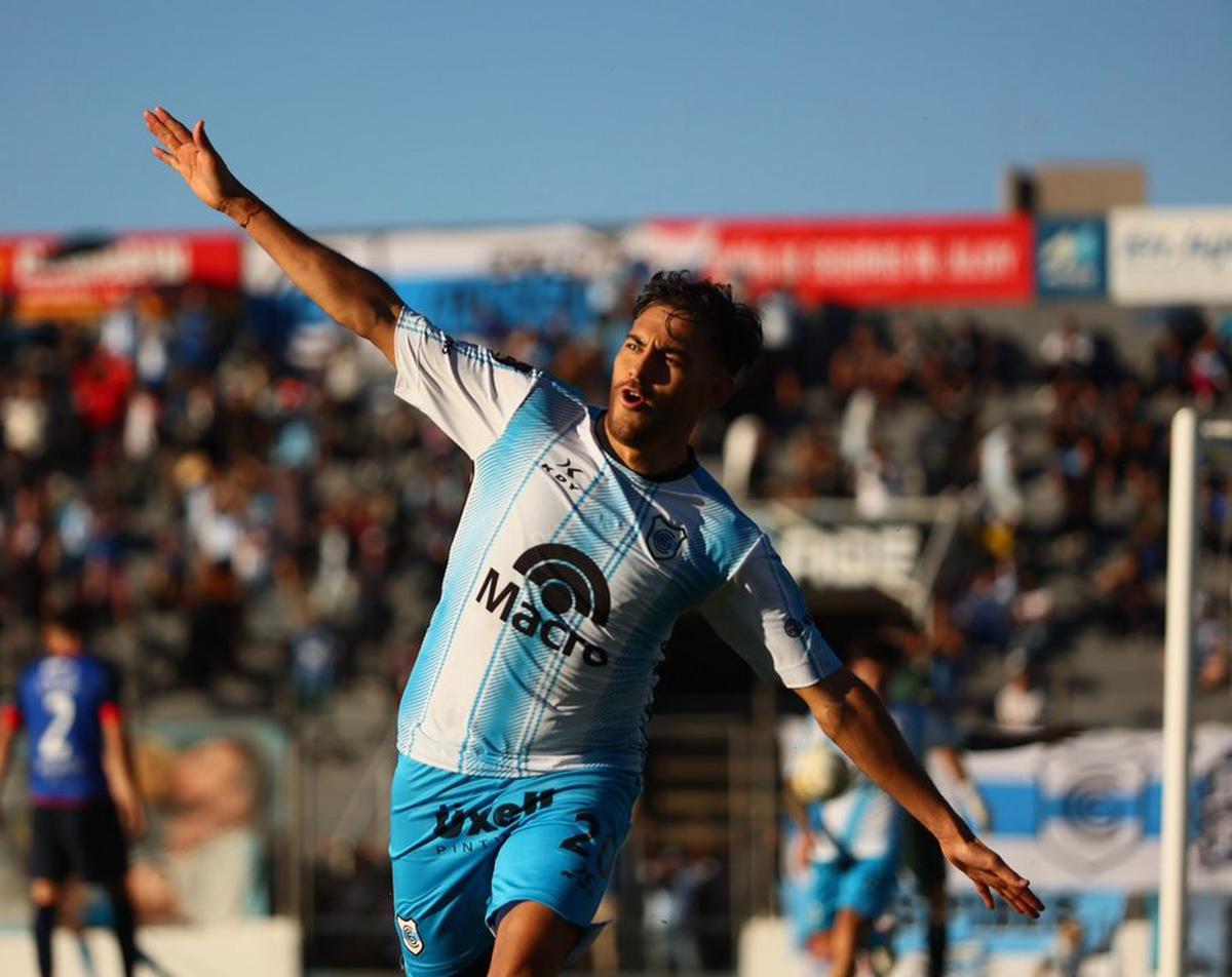 Octavio Bianchi festeja el gol que sentenció el triunfo de Gimnasia de Jujuy.