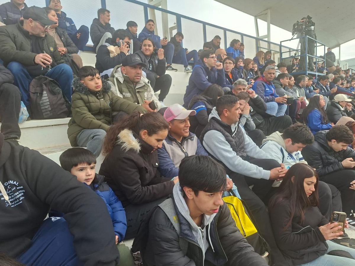 El plantel albiazul entrenó en el CARD junto a sus socios.