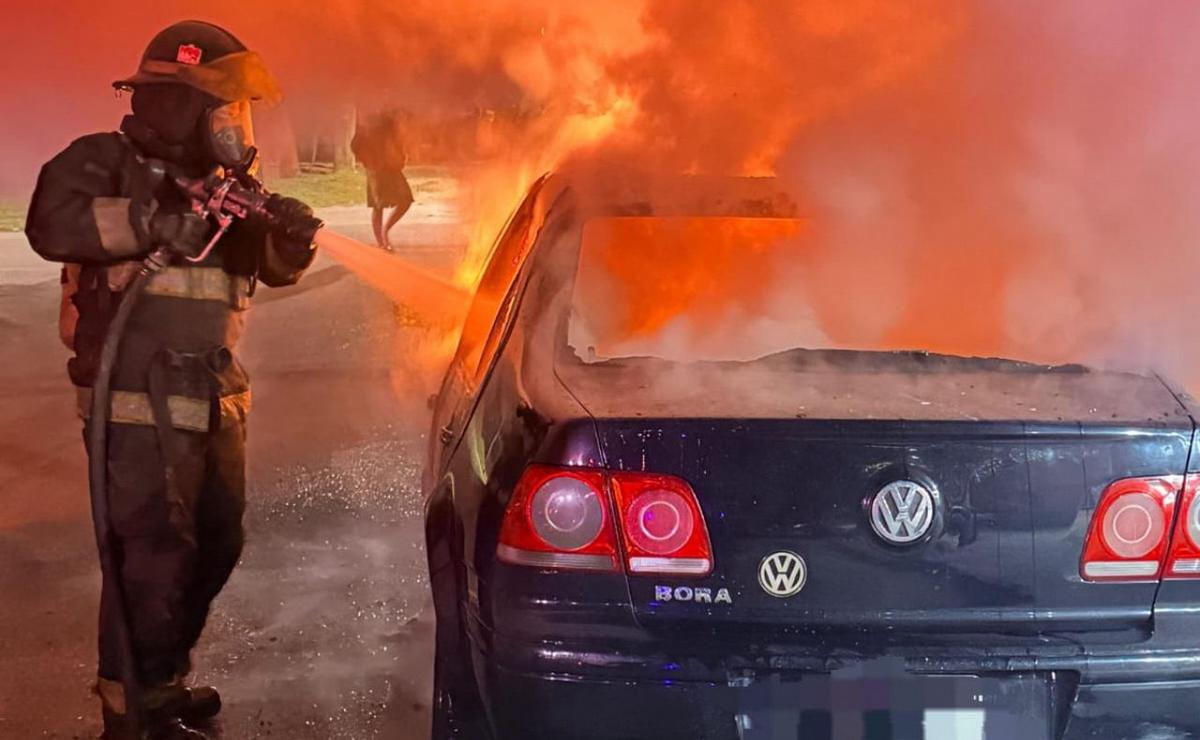 El automovil se incendió durante la mañana.