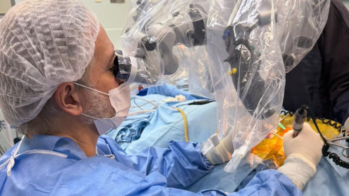 Primera cirugía bilateral de conducción ósea transforma la vida de un joven en Argentina
