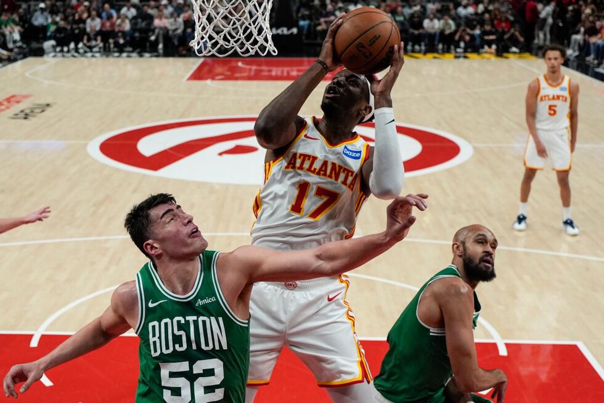 Los Hawks ganan 112-102 a los Celtics para su 13ra. victoria seguida en casa
