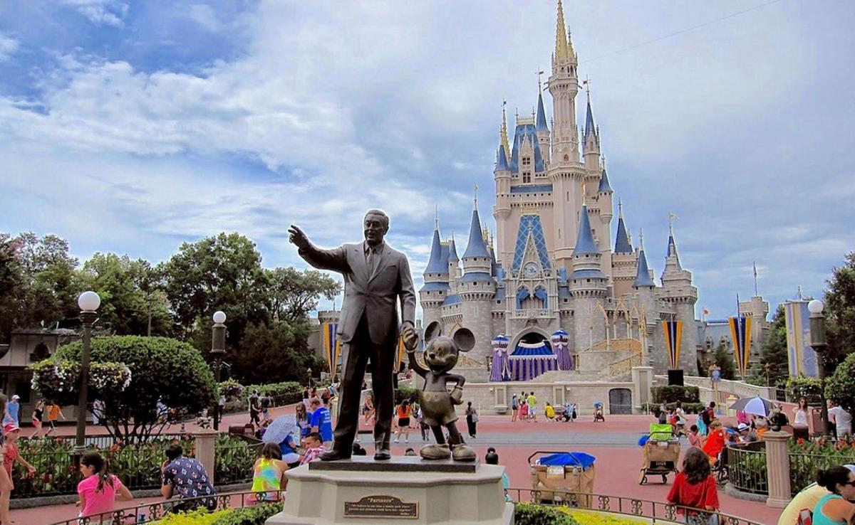 Una pareja argentina creó una plataforma para ir a Orlando de forma económica.