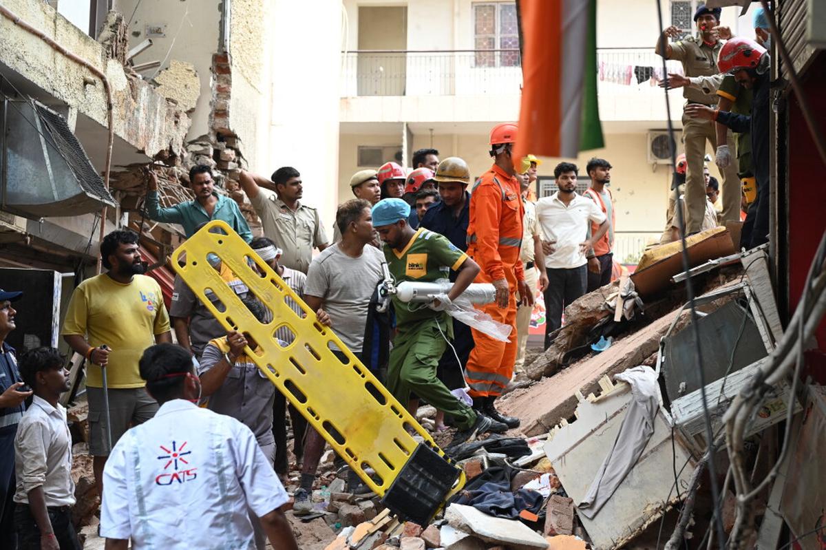 Edificio se desploma en Nueva Delhi; hay 1 muerto y varias personas atrapadas
