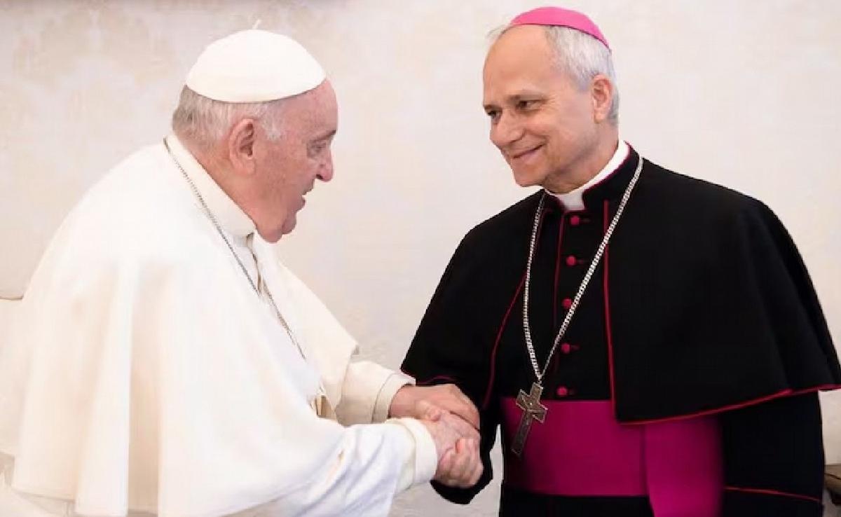 El papa Francisco y León XIV.