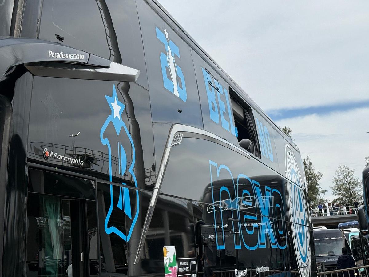 El micro de Belgrano fue atacado por dos hinchas albiazules (Foto: Daniel Cáceres/Cadena 3)