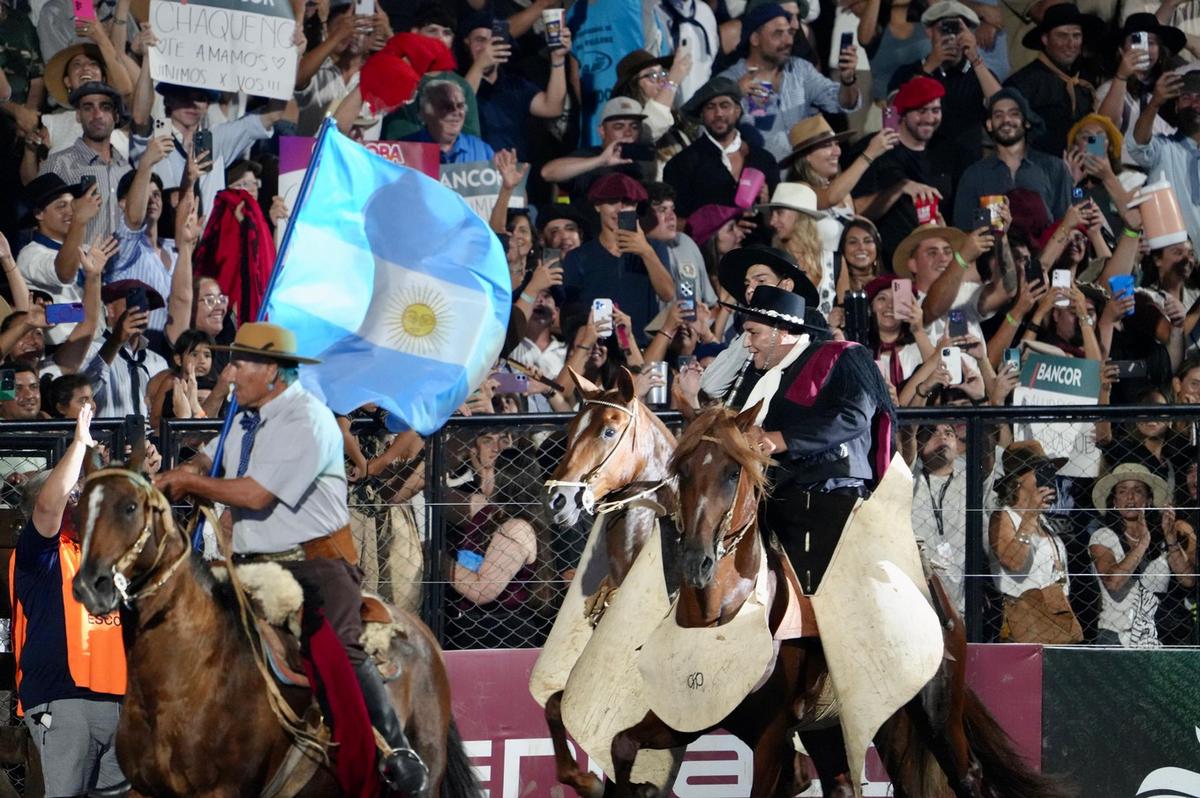 El Chaqueño Pálavecino entró a caballo.