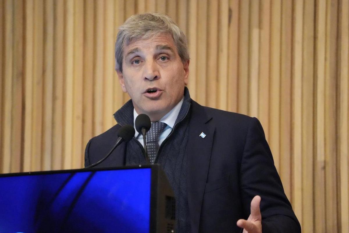 Luis Caputo, en la Bolsa de Comercio de Córdoba. (Foto: Daniel Cáceres/Cadena 3)