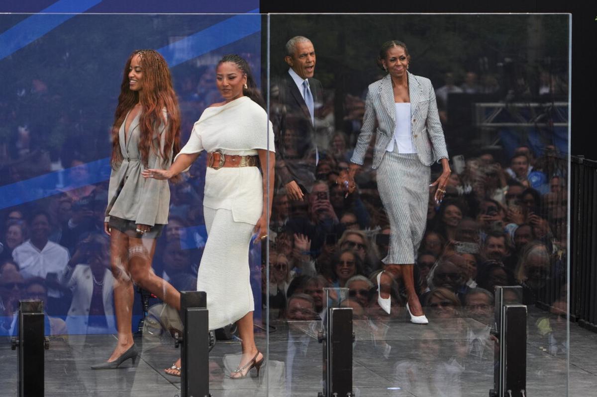 Inauguración del Centro Obama atrae a expresidentes, leyendas de la música y celebridades