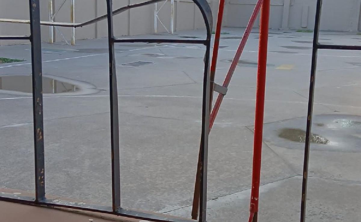 Los ladrones habrían entrado tras romper la reja de una ventana de la cocina.