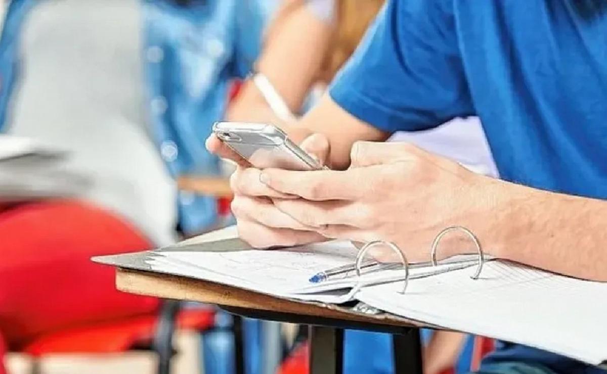 FOTO: CABA limita el uso de los celulares en las aulas. (Foto: ilustrativa)