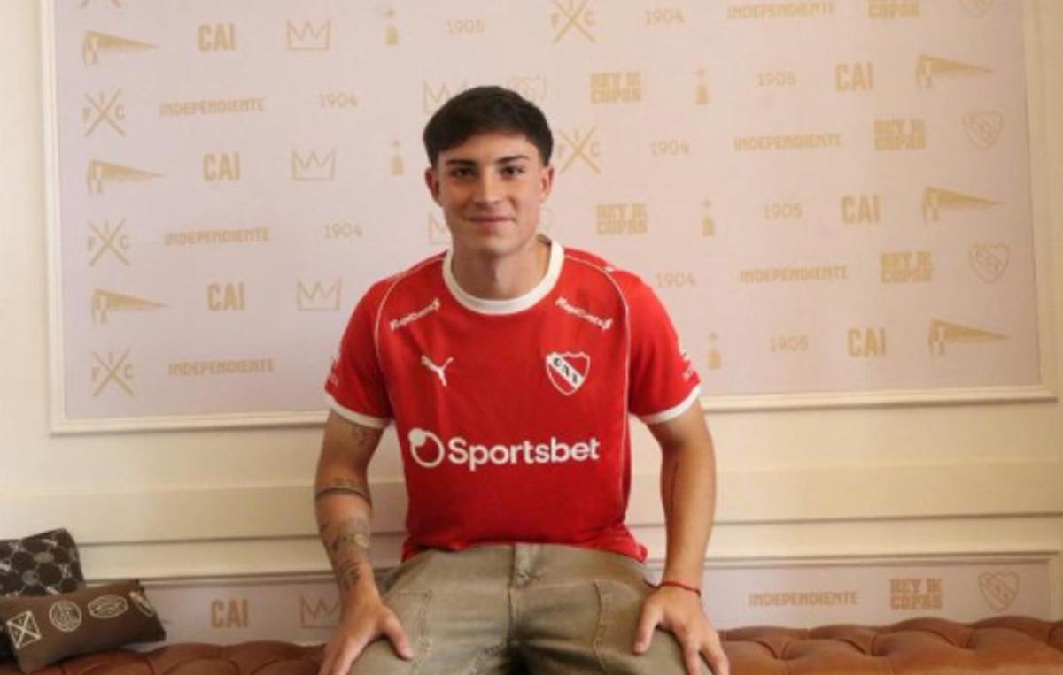 Denunciaron por violencia de género a un futbolista de Independiente.