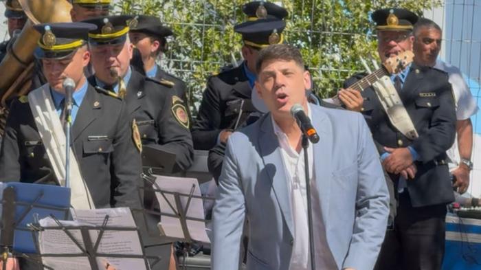 Marcos Bainotti cantó junto a la Banda de la Policía de Córdoba