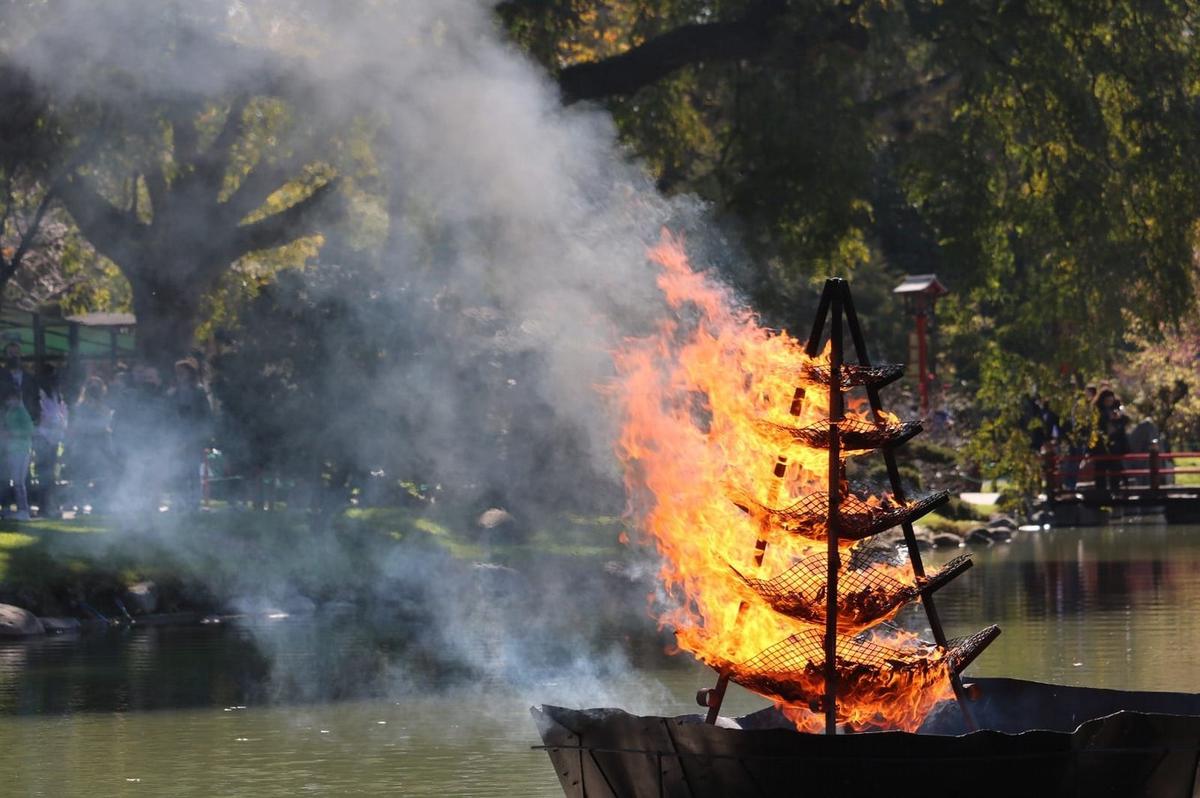 El festival del fuego en el jardín japonés