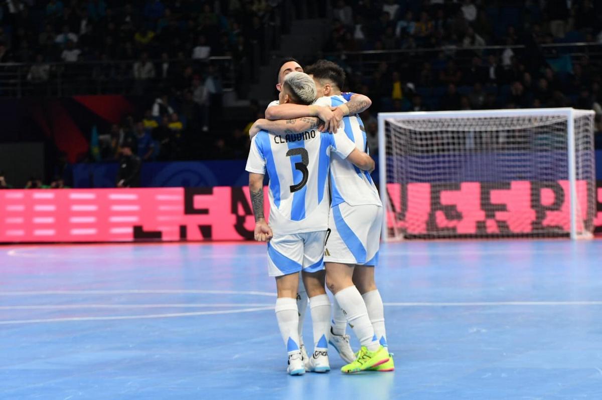 FOTO: Futsal: Argentina goleó a Kazajistán y jugará semifinales ante Francia