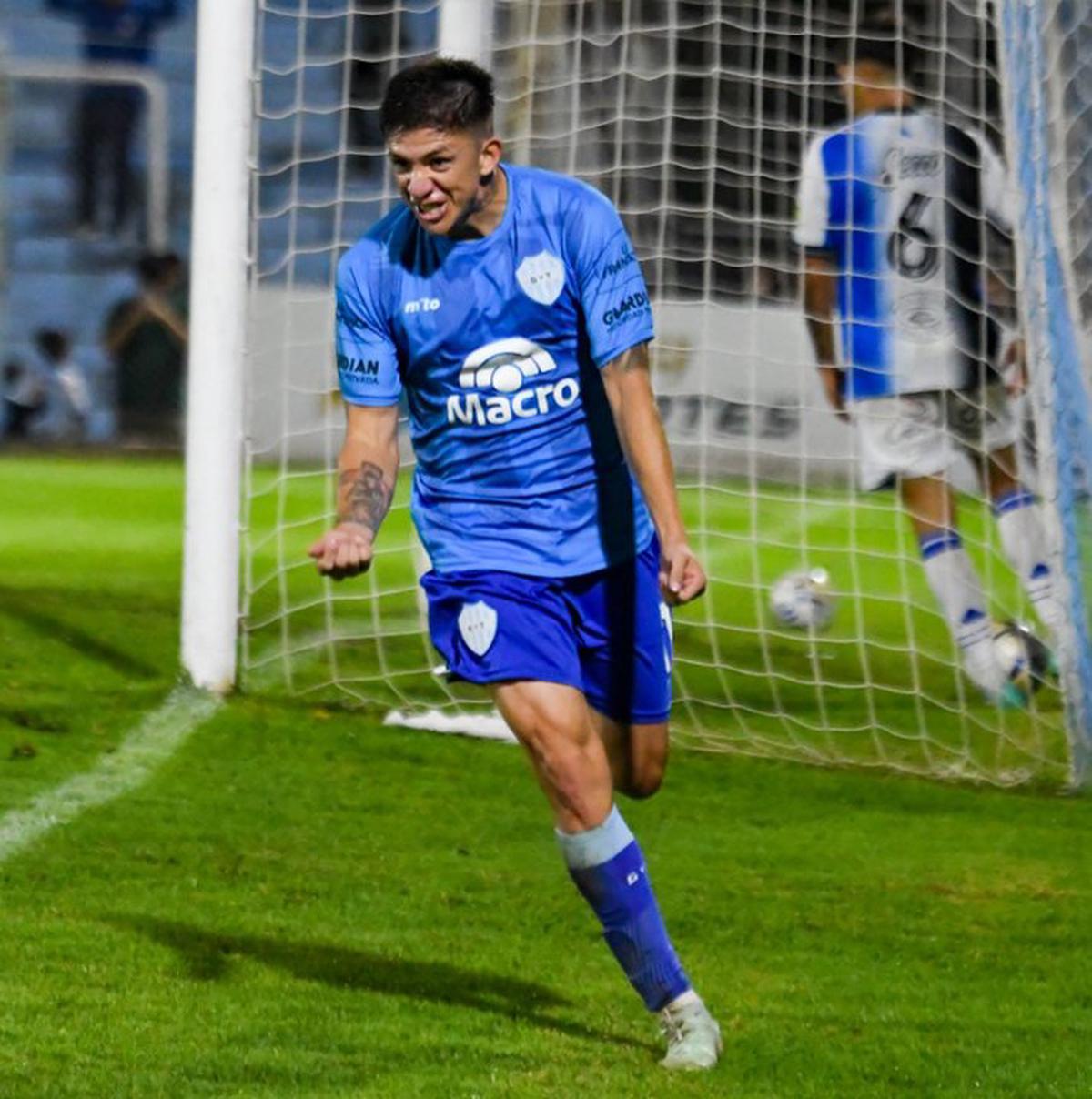 Lautaro Gordillo festeja su primer gol, que abrió el marcador.