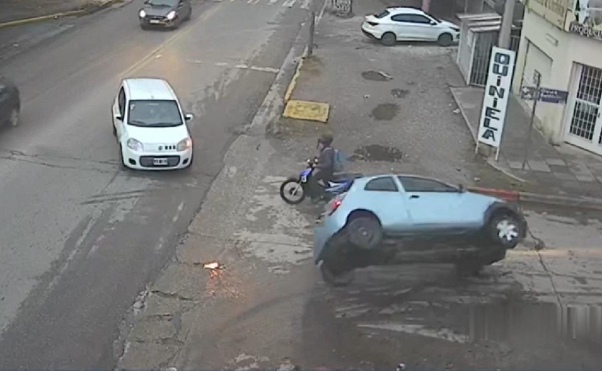 FOTO: El momento en que el auto se da vuelta y choca contra la quiniela. (Captura de video)