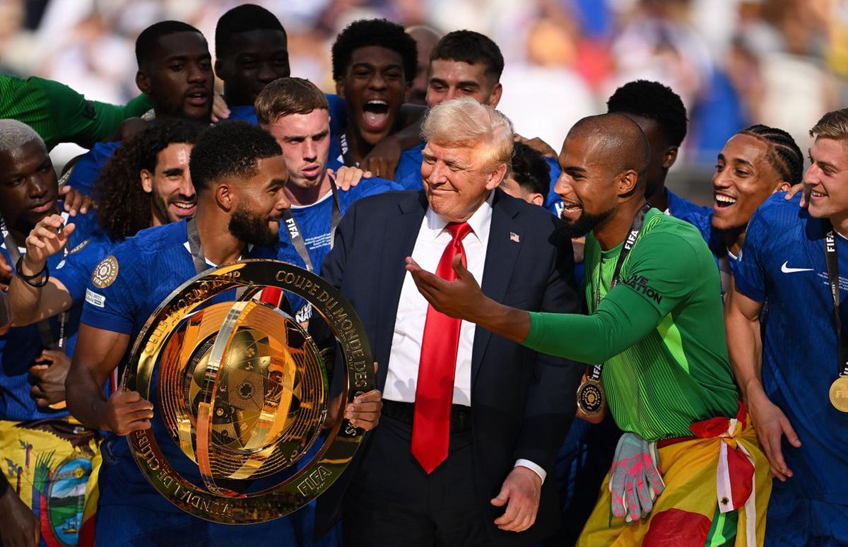 Donald Trump en medio de los festejos del Chelsea tras entregar la copa en el pasado Mundial de Clubes.