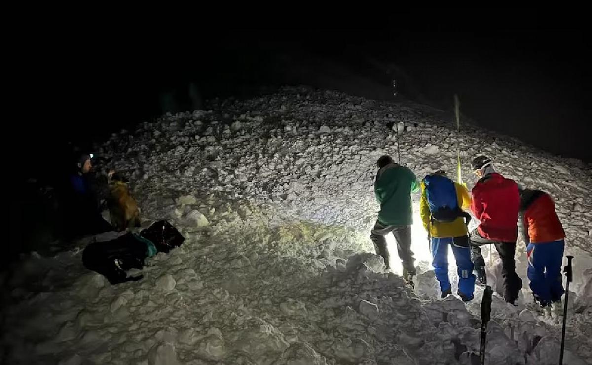 FOTO: El momento en que encuentran al cordobés atrapado en el Cerro López. (Club Andino)