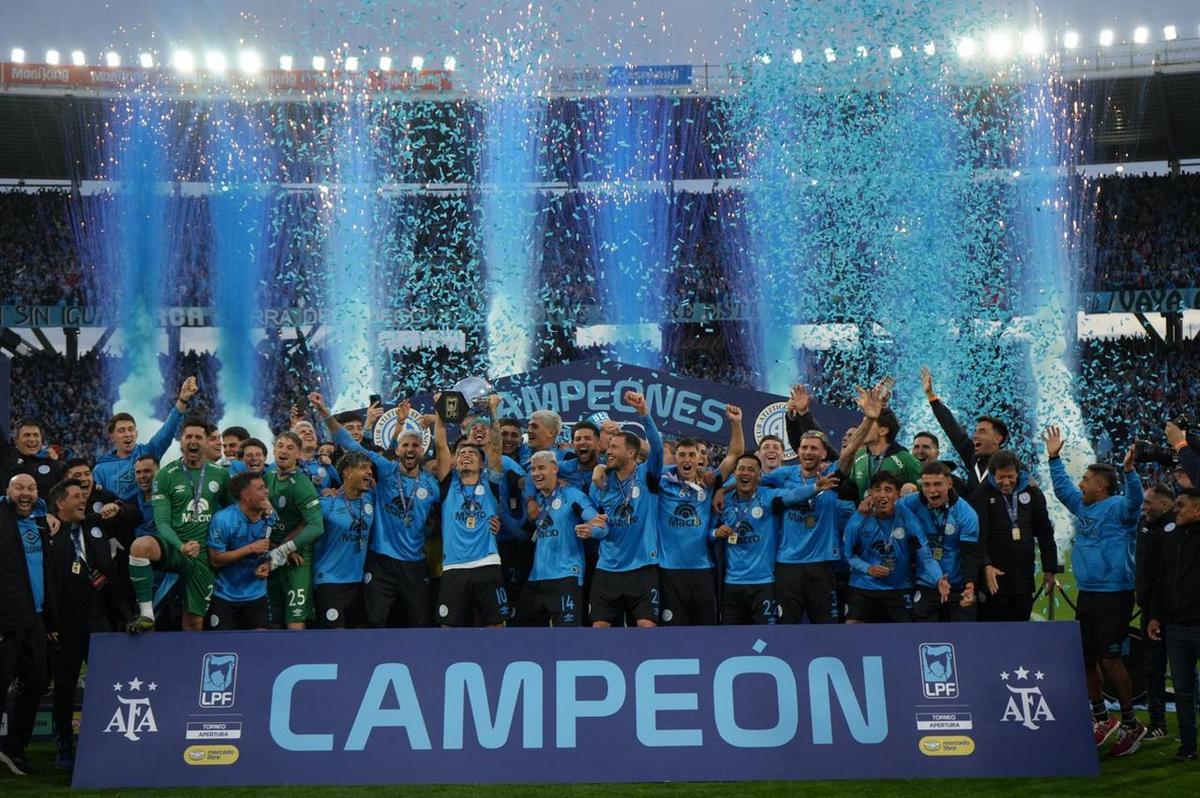 Felicidad absoluta. El plantel de Belgrano levanta la copa. Foto: Daniel Cáceres/C3.