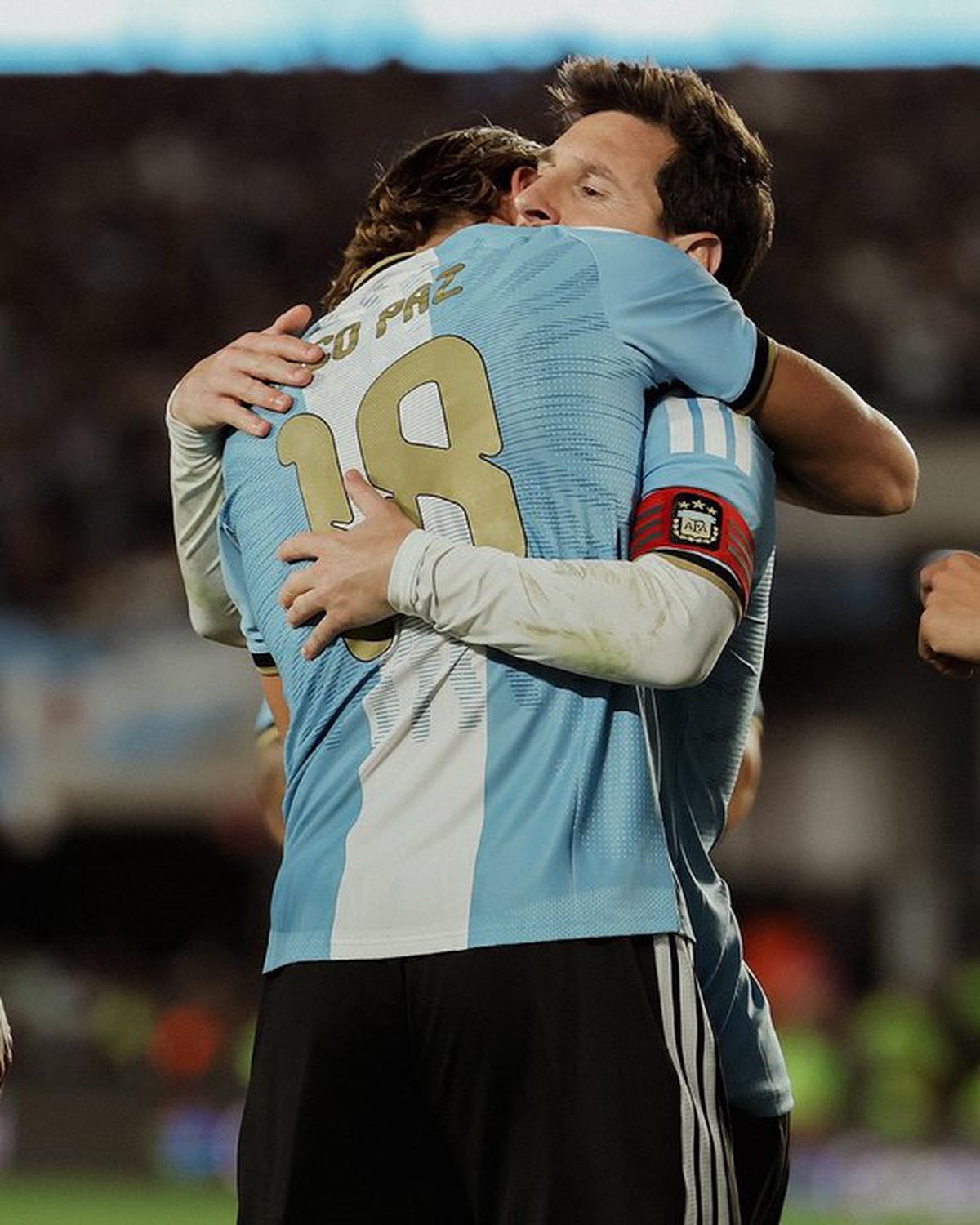 Nicolás Paz abraza a Lionel Messi en su despedida de la Selección argentina.