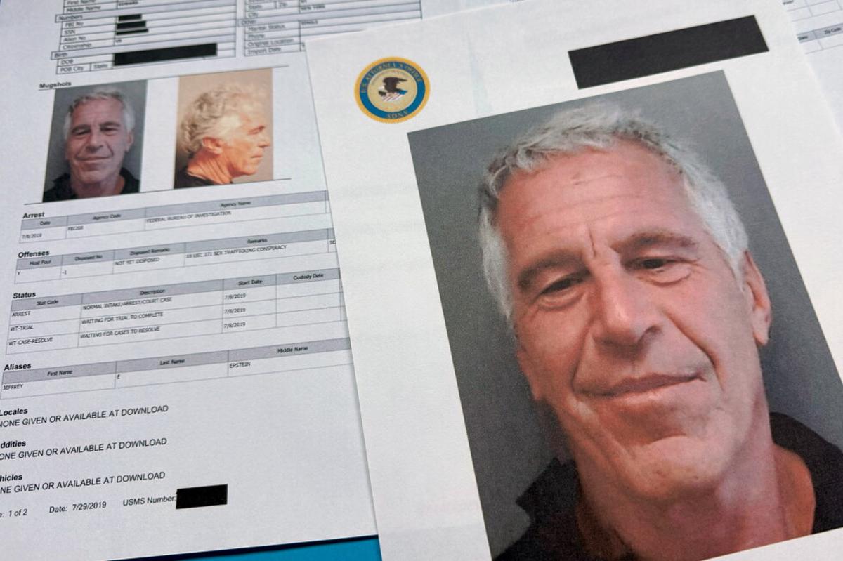 Investigación: Estudiantes de escuela de Michigan reportaron conducta sexual de Epstein