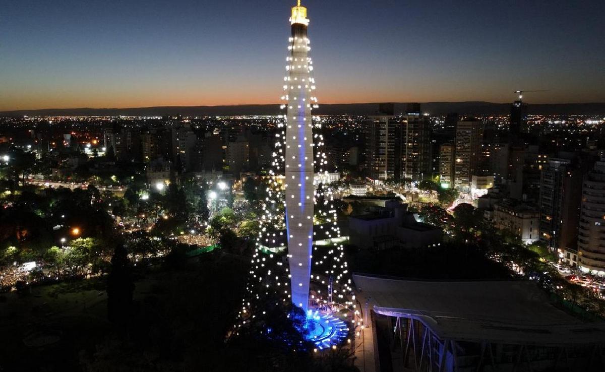 Ya está encendido el árbol de Navidad en Córdoba. (Foto: Daniel Cáceres/Cadena 3)