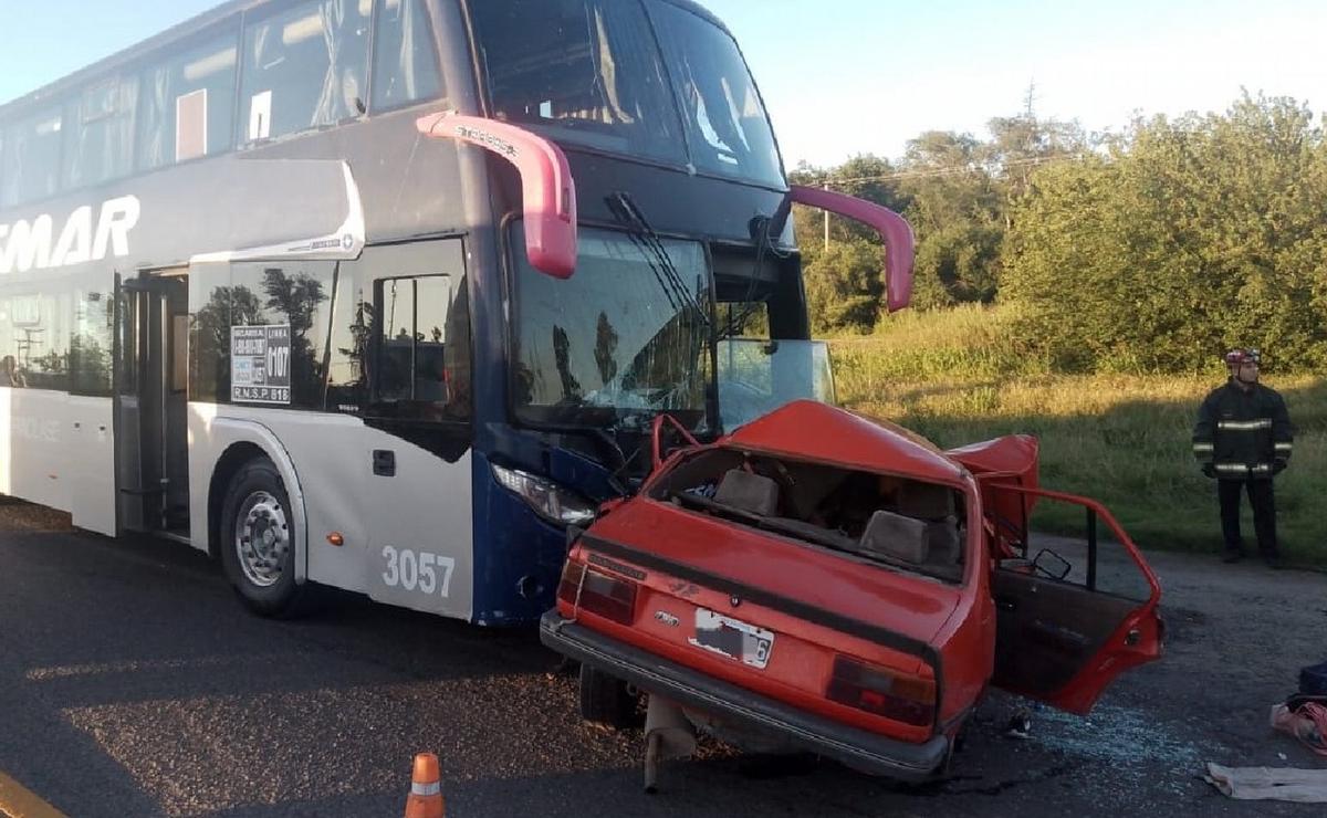 FOTO: Dos muertos tras un choque entre un auto y un colectivo en Río Cuarto.