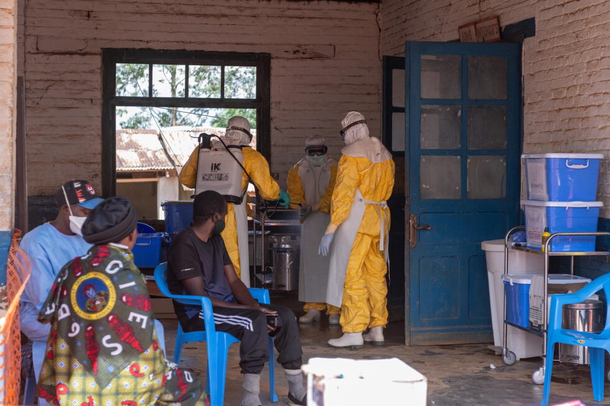 Brote de ébola en República Democrática del Congo alcanza 100 muertos de 550 casos tras un mes