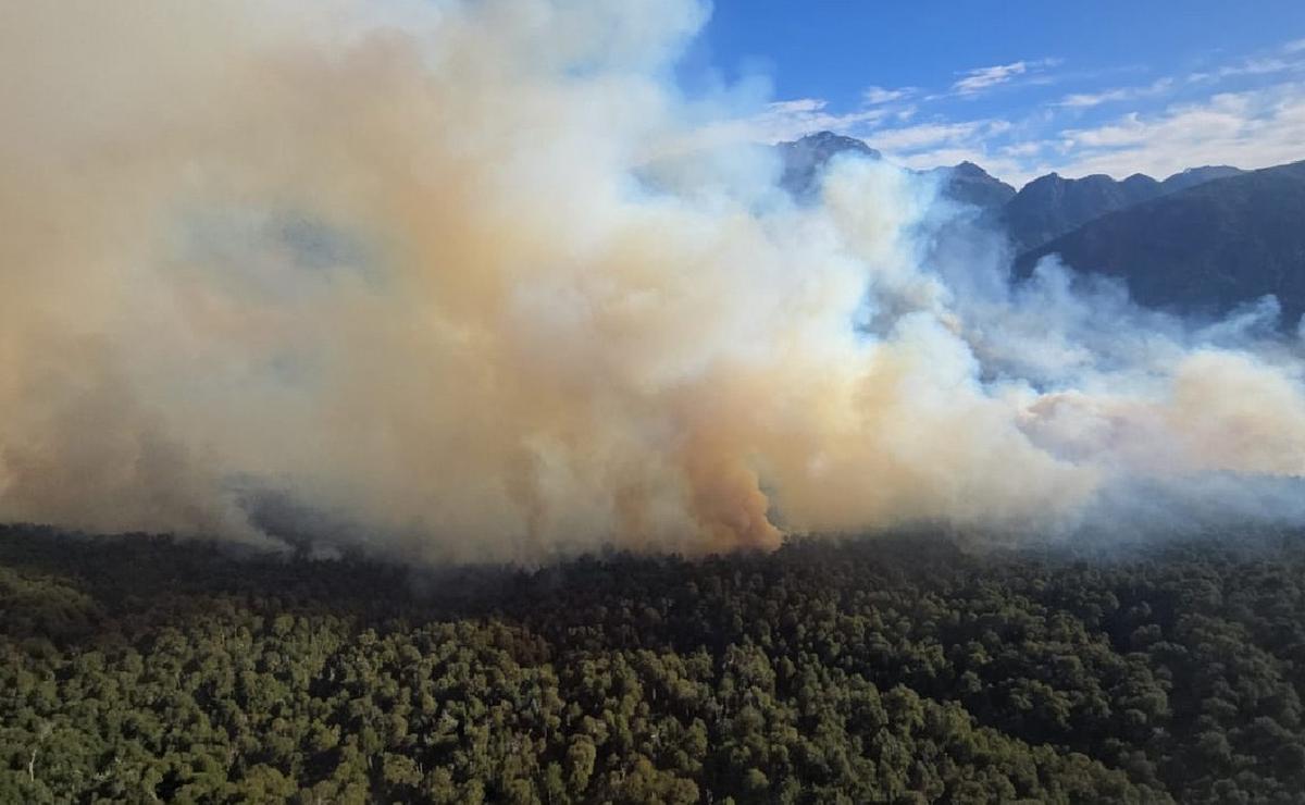 FOTO: Sigue activo el incendio en el sur del Parque Nacional Nahuel Huapi.