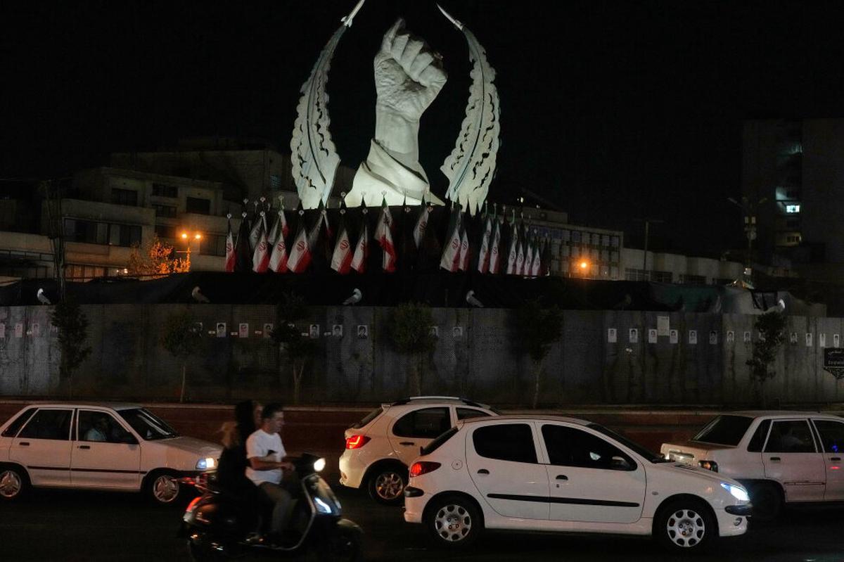 Estados Unidos intensifica bombardeos en Irán mientras Teherán responde con ataques en la región