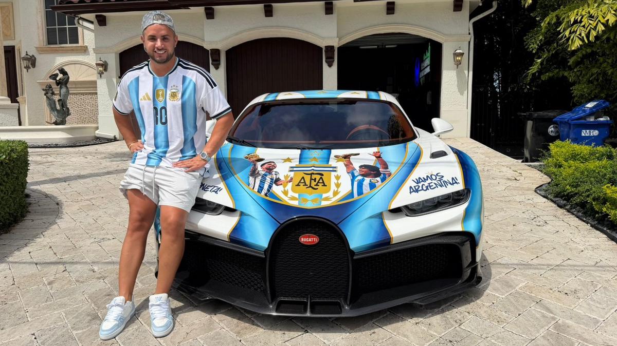 Ploteó su auto de millones de Argentina.